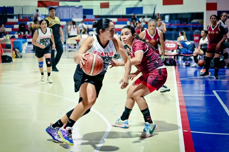 Diana Báez con el balón durante un partido de básquetbol